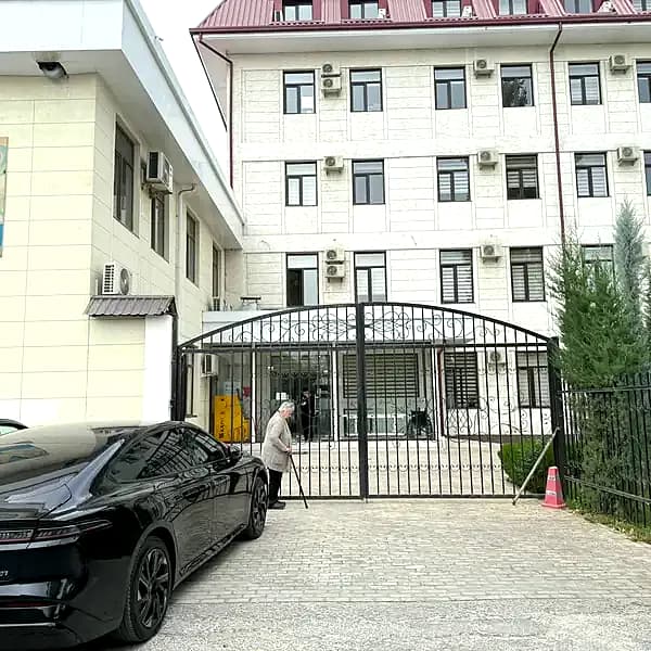 Klinikaga kirish va avtoturargoh